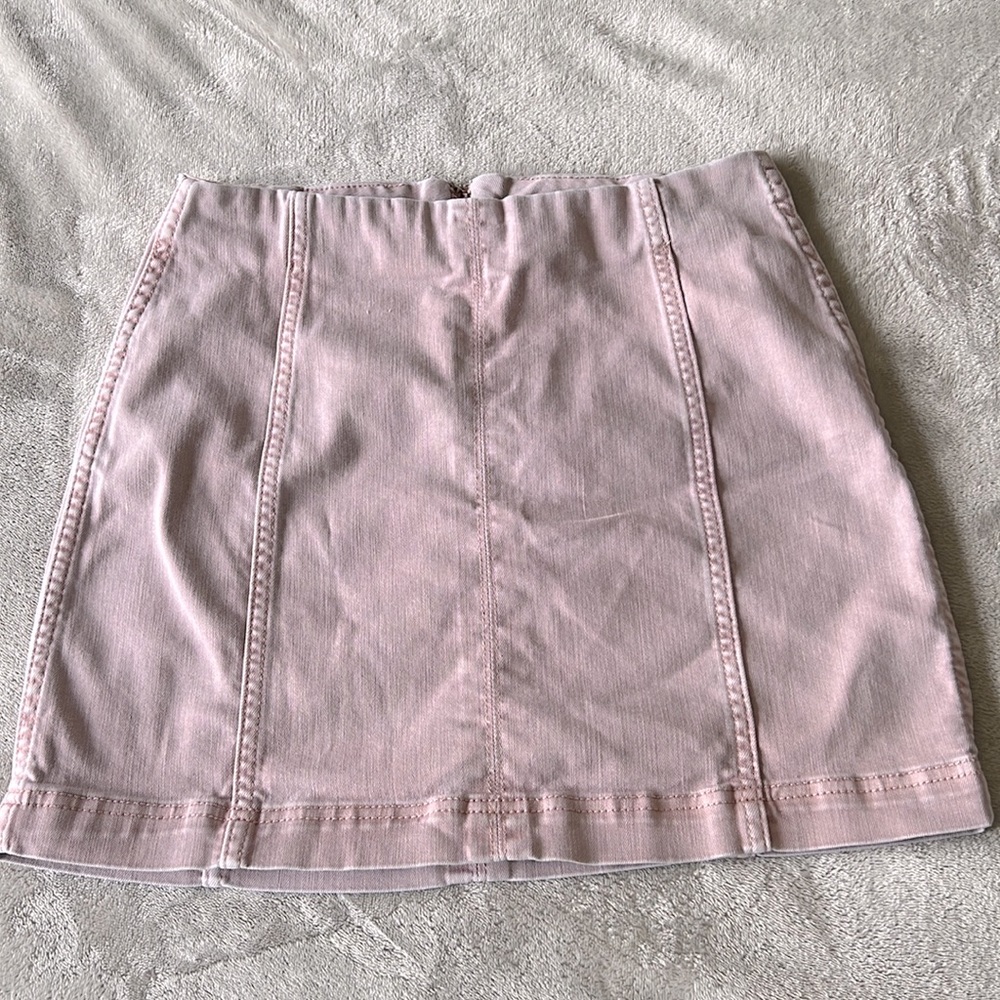 Size 4, rose pink mini skirt. Material is really soft and comfortable.